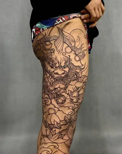 大腿唐狮子纹身图片_腿部新传统花腿唐狮子大腿纹身图案