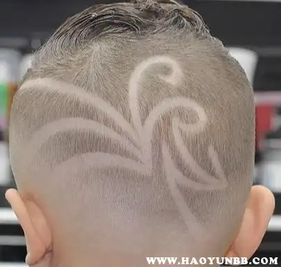 家长要注意避免在家自己给孩子剪刻字或者雕花的发型,因为这类发型是