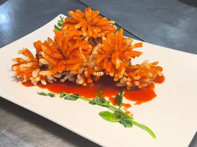 菊花鱼是一道传统名菜,成菜宛如朵朵盛开的菊花,造型逼真,色泽鲜艳