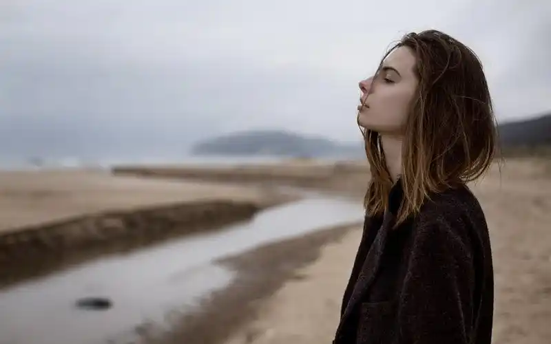 壁纸 悲伤的女孩,黑色外套