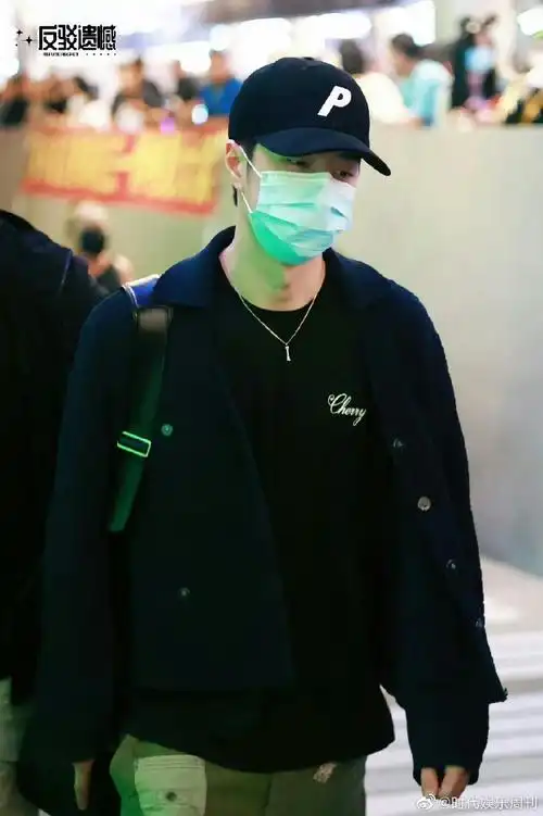 王一博到达洛杉矶机场图