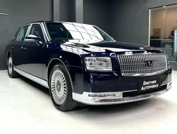 庄重大气又低调,实拍全新丰田世纪,搭载5.0l02v8混合动力系统