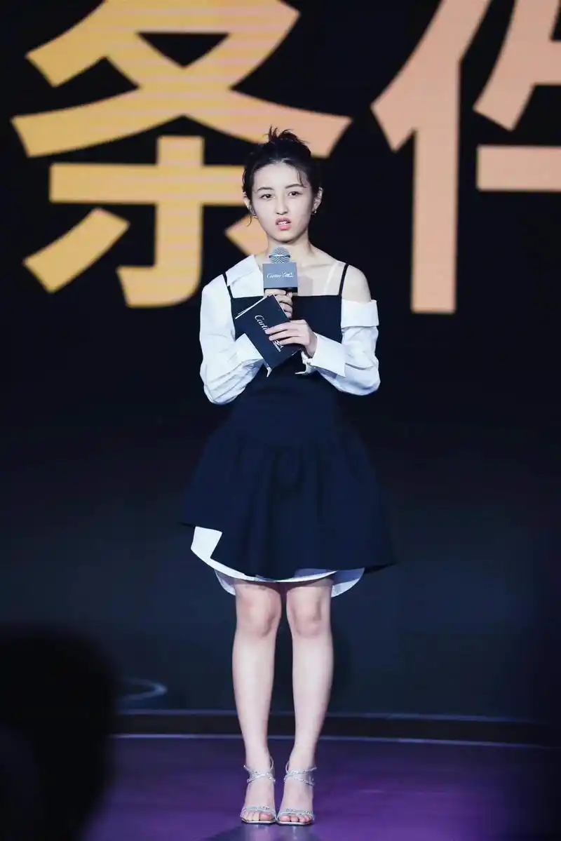 感觉张子枫还是没怎么长大就算穿偏性感的裙子也都很清纯