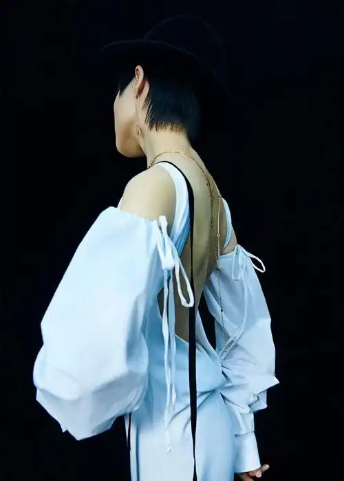 高级又性感!李宇春超低露背裙展现优美背部线条