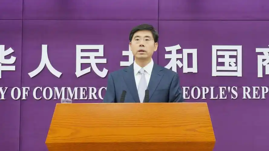 商务部新闻发言人何亚东   澎湃新闻记者 周頔 摄