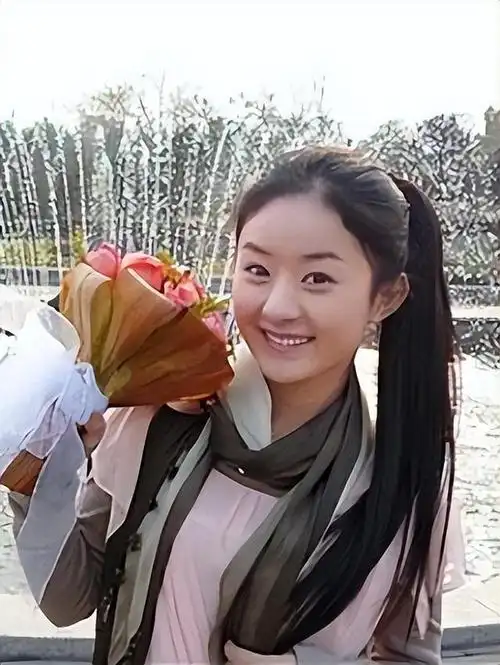 赵丽颖现在再看杨幂,已经是妥妥的大女主了,随便一个机场秀就能给自己