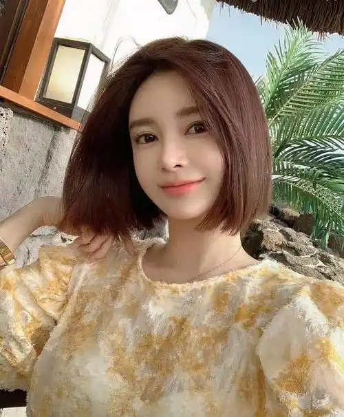 可爱短发发型图片(最新流行短发锯齿刘海露耳波波头)(1)