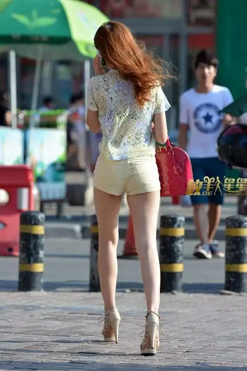 2030 街拍客模特级别美女无论从哪个角度都是极品女人 16