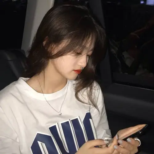 分享几个很适合当头像的ins美女