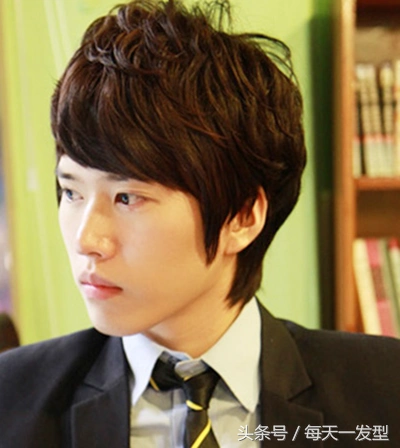 方脸适合的发型男(方脸最流行的发型男生)