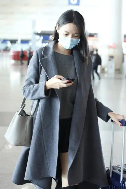 张梓琳私下穿的真低调,一身暗色服装走机场,但也没挡住大长腿