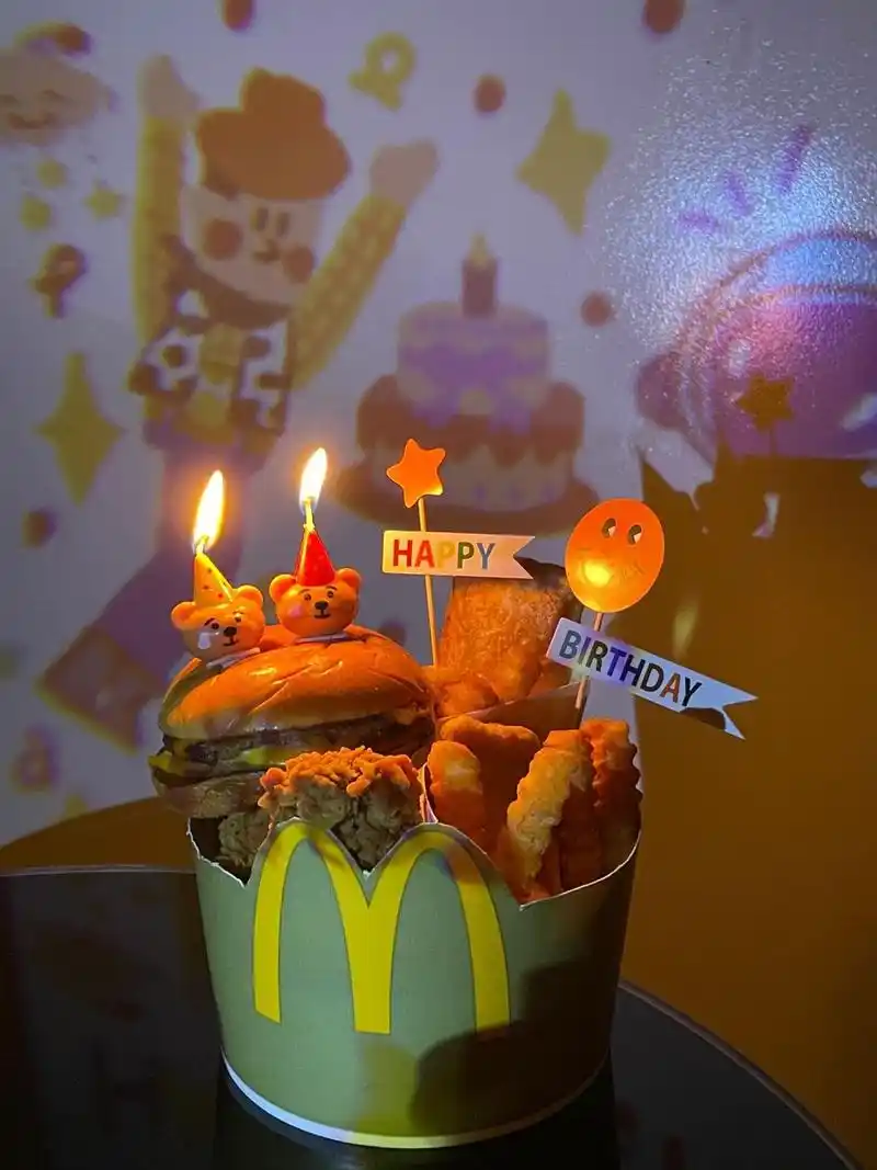 麦当劳92自制生日桶真的太太太出片啦～ 点了一个金拱门桶 外加一份