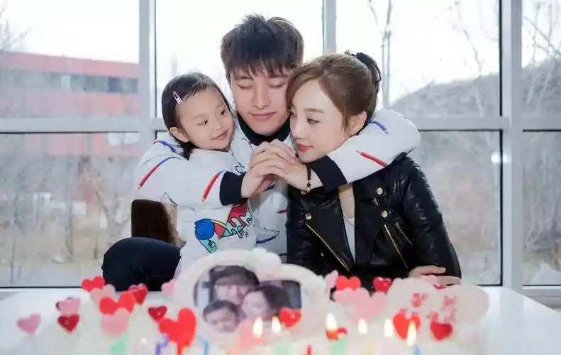 贾乃亮李小璐女儿甜馨为cos初音未来道歉,二次元被骂惨了!