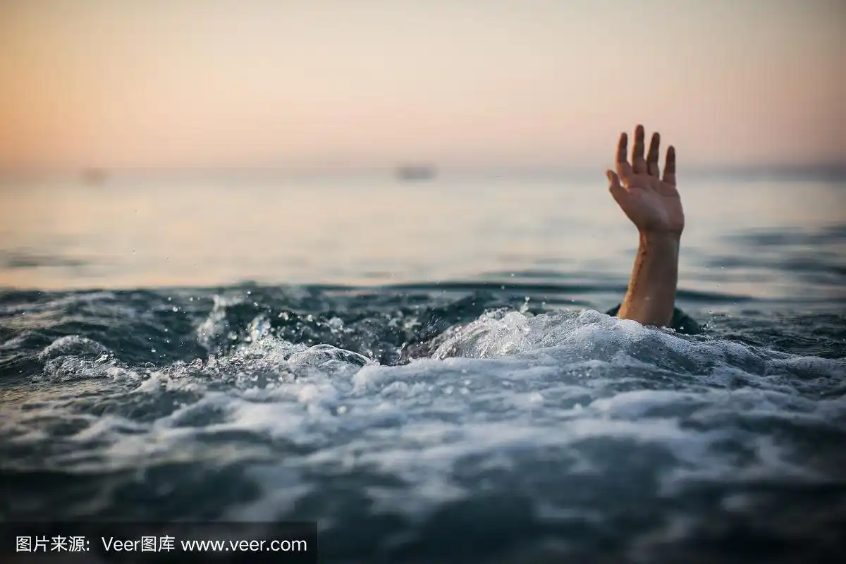 一个在水中下沉的人的手