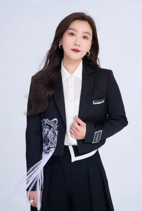 谭晶是第一位在长城开演唱会的歌手,也是中国为数不多能在维也纳金色