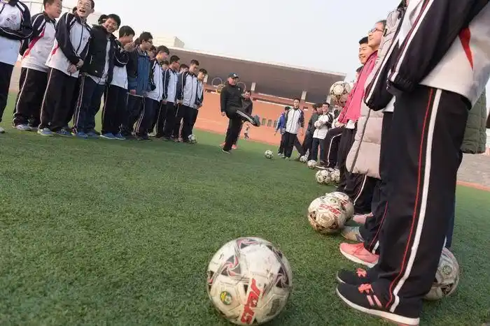 高中体育健康课足球选修模块"脚内侧传球"