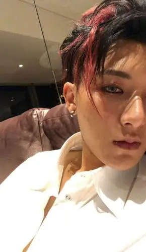 耿直男孩再上线!黄子韬晒无滤镜自拍,称这是做真实的自己