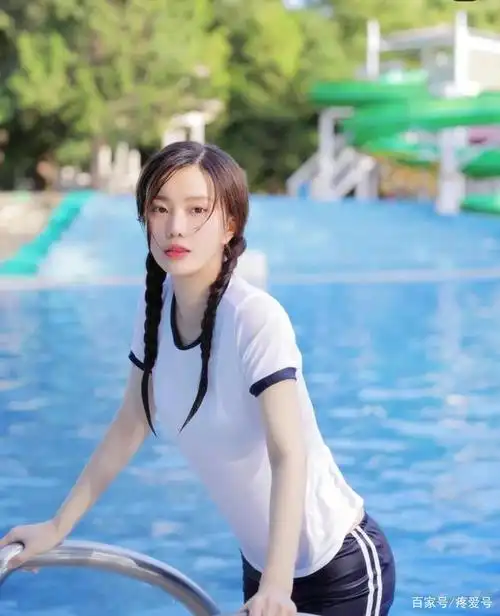 女孩穿着衣服游泳,前凸后翘的身材,在水里一览无余