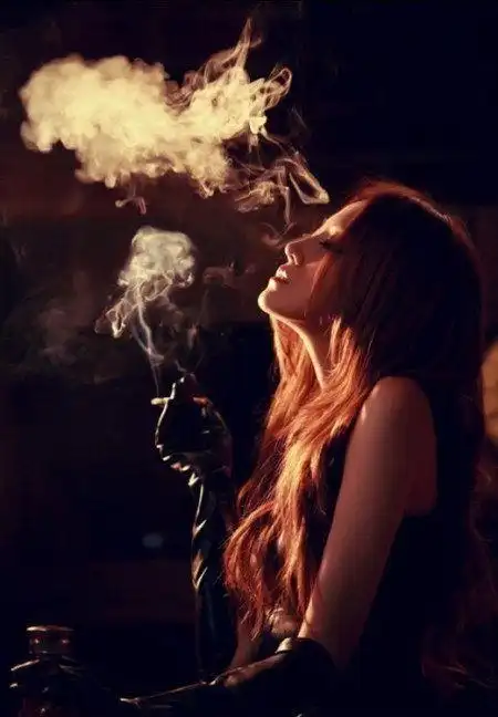 欧美女生抽烟图片