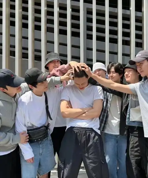 金钟仁正式入伍服兵役 exo全员到齐为其送行