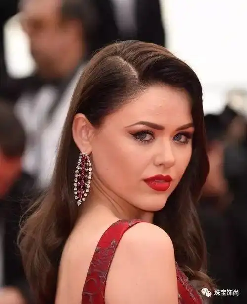 红毯都让全世界驻足观看,除了俊美的红毯明星大咖外,kristina bazan的