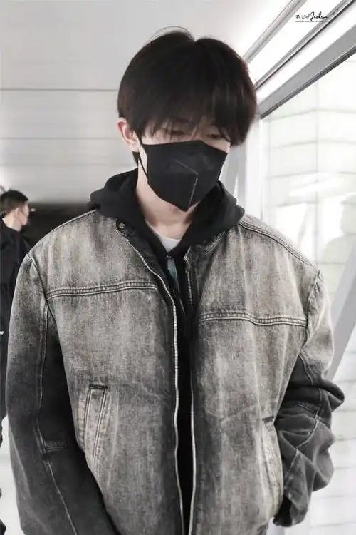 易烊千玺机场图#  易烊千玺重庆出发路透9615  牛仔外套搭配黑色