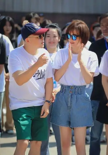 杨超越与孙俪破次元合作穿小黑裙出镜不忘比腿长气质却惜败了