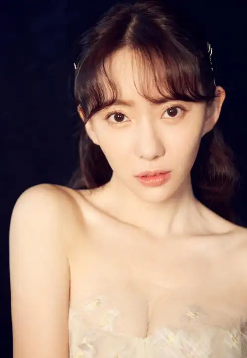 女演员刘萌萌性感靓丽活动写真