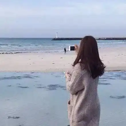 背影女生 拍下大海的美丽