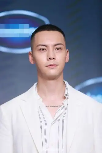 陈伟霆寸头造型超a 一身白西装雅痞帅气