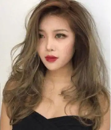 大波浪卷发真的是特别的有女神范,偏分的设计搭配两边的长卷发轻松的