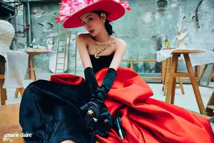 杨幂穿v领礼裙扮粉红女郎秀事业线似从油画中走出