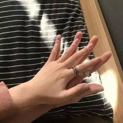 好看的十指紧扣头像