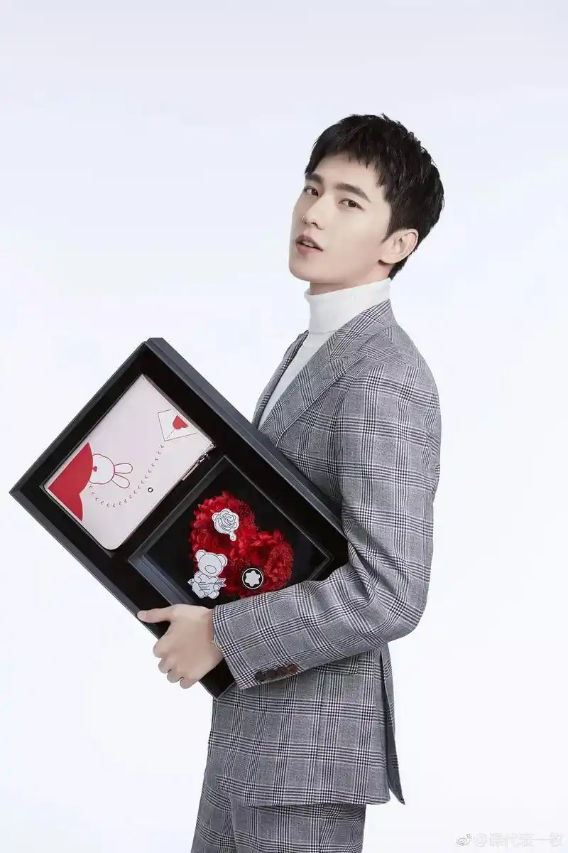 [杨洋][新闻]190126 杨洋万宝龙情人节限定礼盒广告出炉 商务精英风度
