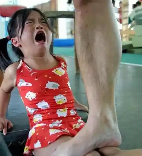 一名年仅4岁的小女孩被父母送到南宁市体育馆业余体校学习体操,教练为