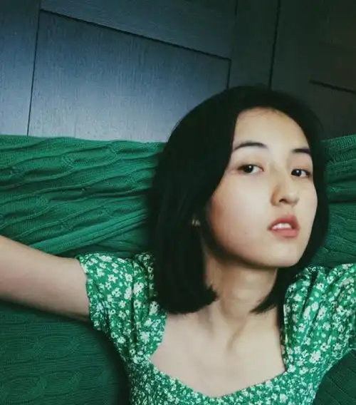 18岁张子枫自拍照真接地气,穿99低领罩衫配短发,美得好可爱