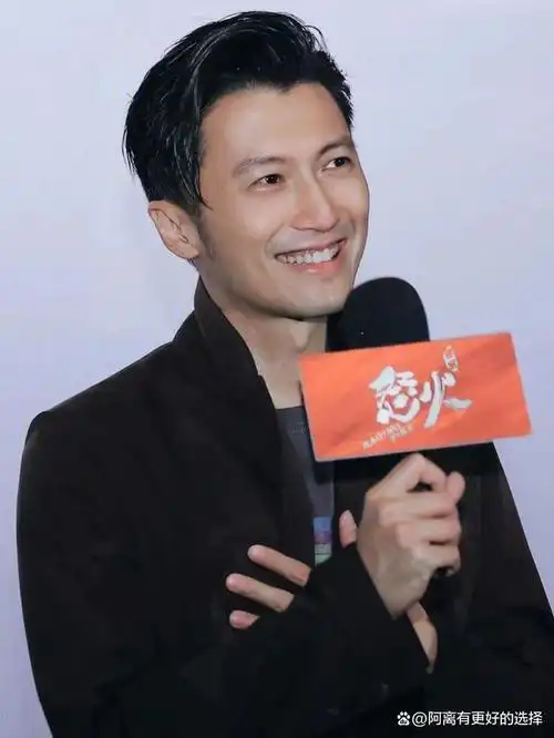 谢霆锋隔10年首次与大儿子同框!父子长相如复制,相处细节太暖心