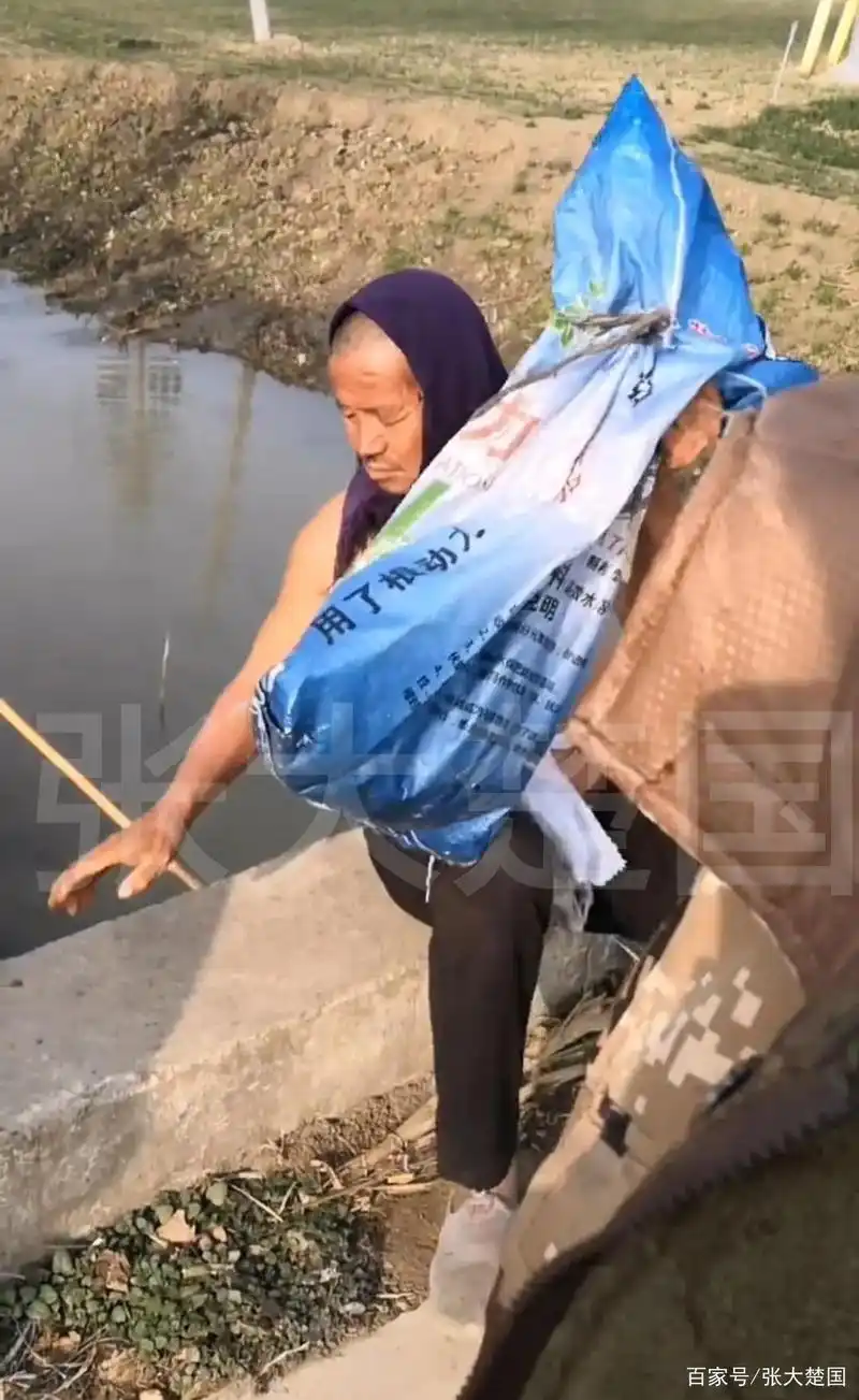 零下4度,河南一大爷光着膀子坐在农村的桥上,还拒绝村民赠送衣服