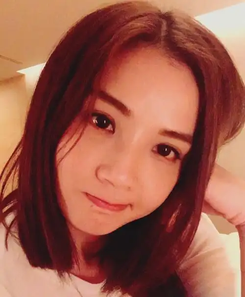 蔡卓妍的自拍卖萌照好美