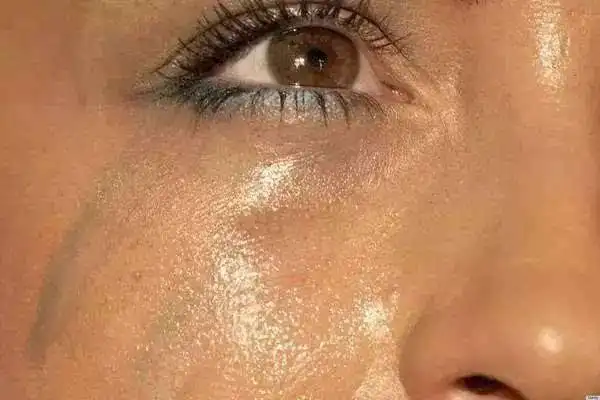 显得油光满面的