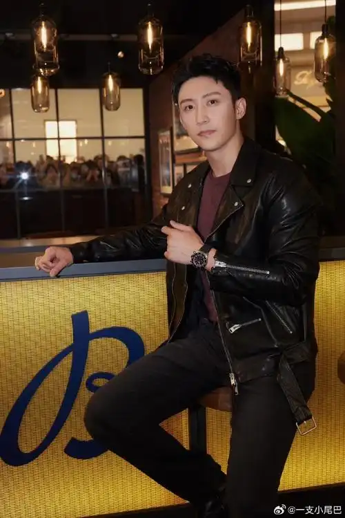 又见黄景瑜  还是那个帅帅高高的他  行走的穿搭模板  今天的百年灵