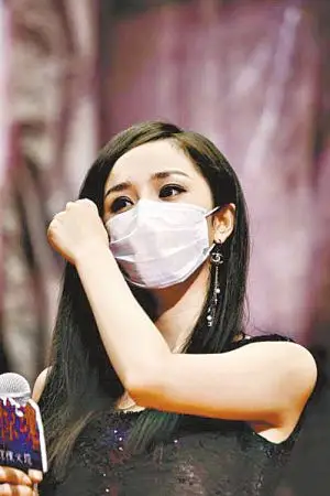 杨幂近日都以口罩蒙面