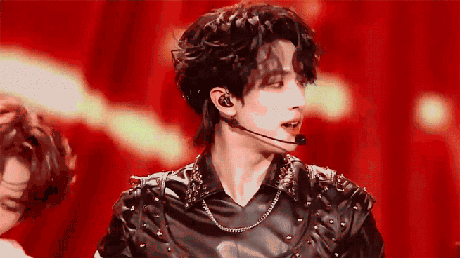 严浩翔邪魅一笑##严浩翔的演唱会神图#严浩翔《哪吒》这邪魅的歪头