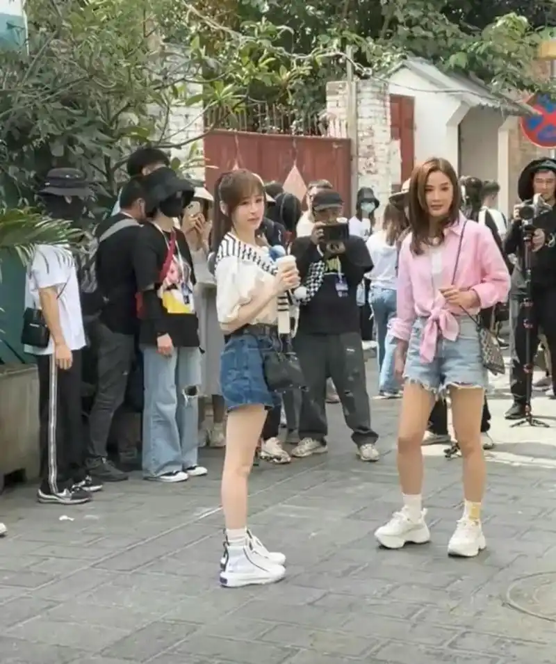 gif创作人# 王心凌真实身高,目测也就一米六吧,应该跟冯提莫差不陡哌