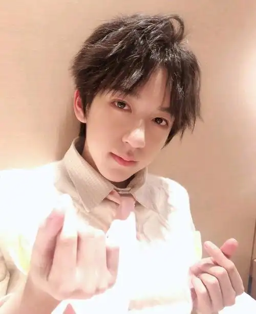 手比小心心,周震南甜蜜男友风,车银优腼腆可爱!