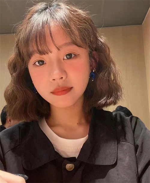 中短发蛋蛋卷 俏皮甜美时尚_女生卷发 - 美发站