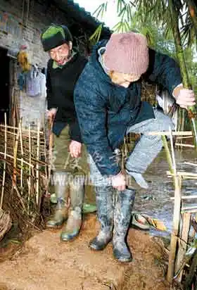 两老人患细菌恐惧症 追求绝对卫生拒绝结婚[组图]