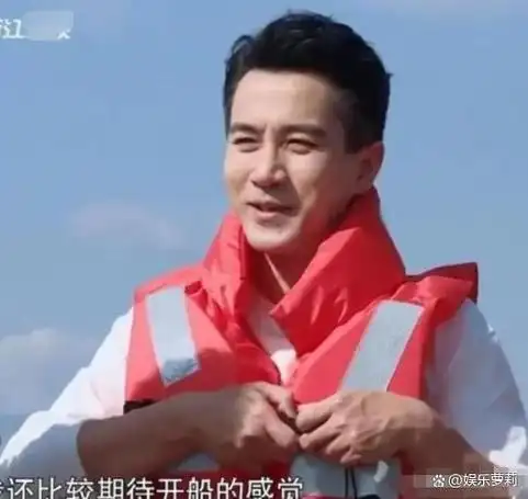 流传刘恺威看起来明星年岁增长颇多,脸部显得有些僵硬,法令纹明显可见