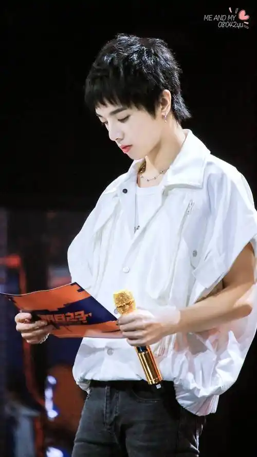 哥哥这个侧脸真的绝了,我死了姐妹们不用扶我,让我躺着吧. 华晨宇花花