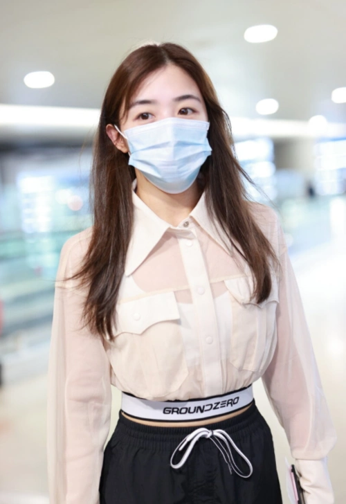 张含韵本身长得就甜美可爱穿收腰衬衫配黑色工装裤青春感满分